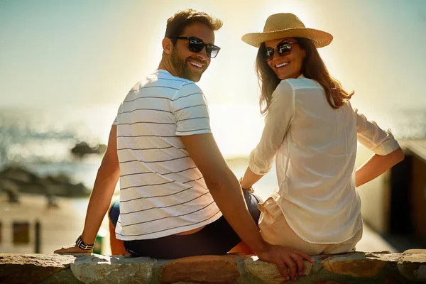 Non erano ancora pronti per tornare a casa. Girato di una giovane coppia felice godendo di una giornata estiva all'aperto. — Foto Stock