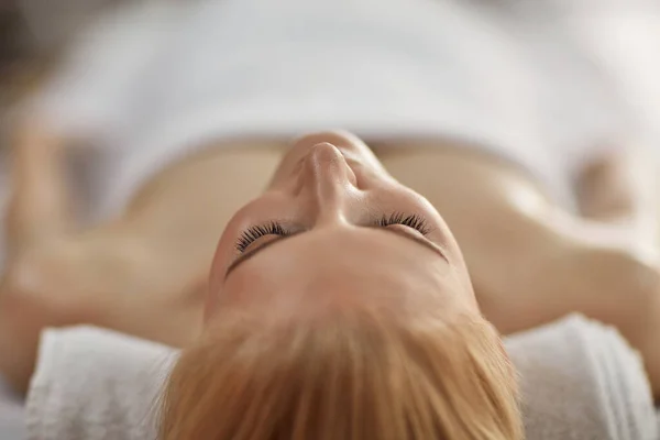 Spa dagen zijn de beste dagen. close-up shot van een jonge vrouw ontspannen op een massage tafel in een spa. — Stockfoto