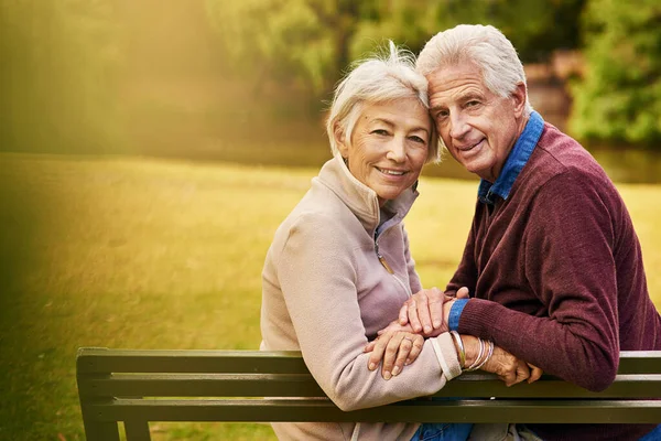 Η συνταξιοδότηση μας έδωσε περισσότερο χρόνο να περάσουμε μαζί. Πορτρέτο ενός ευτυχισμένου ηλικιωμένου ζευγαριού που κάθεται σε ένα παγκάκι. — Φωτογραφία Αρχείου
