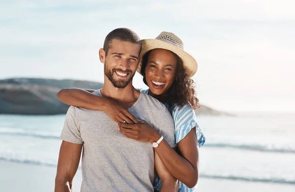 Vi vill inte att semestern ska ta slut. Porträtt av ett ungt par som njuter av lite kvalitetstid tillsammans på stranden. — Stockfoto