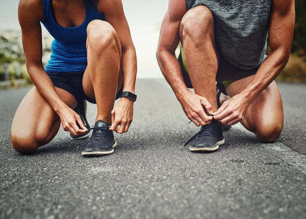 Зв'яжіть наші шнурки разом. Постріл невпізнаваної пари тренувань для марафону на відкритому повітрі . — стокове фото