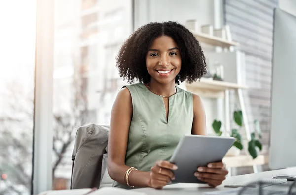 Unterstützung der Produktivität durch intelligente Technologie. Aufnahme einer jungen Geschäftsfrau mit einem digitalen Tablet an ihrem Schreibtisch in einem modernen Büro. — Stockfoto