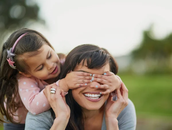 Adivina quién. Recortado disparo de una madre y su hija disfrutando de un tiempo de calidad juntos al aire libre. — Foto de Stock