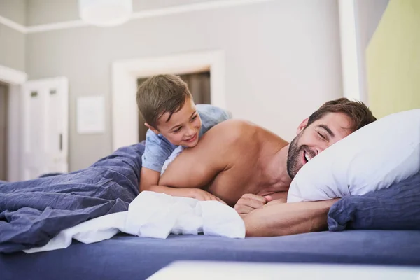Vzbuď se, tati. Vystřižený záběr pohledného mladého muže, kterého probudil jeho syn. — Stock fotografie