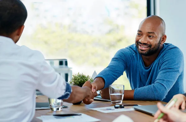 Vi kommer fram till en överenskommelse. Beskuren bild av två unga affärsmän som skakar hand på kontoret. — Stockfoto