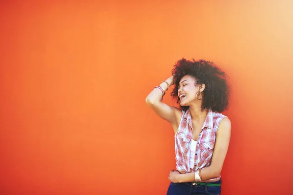 När du skrattar lever du. Skott av en attraktiv ung kvinna poserar mot en färgstark bakgrund. — Stockfoto