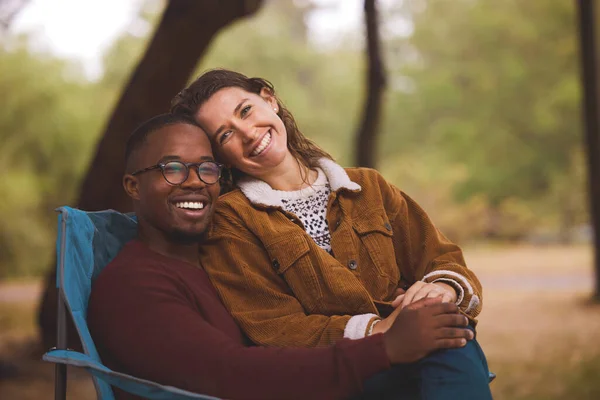 Niente dice che ti amo come la tua totale attenzione. Girato di una donna seduta sulle ginocchia dei suoi fidanzati mentre si accampa nel deserto. — Foto Stock