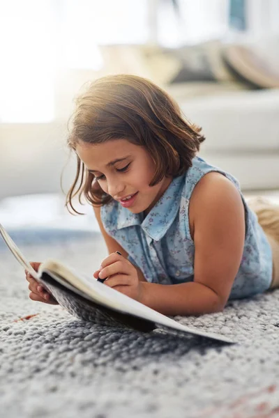 Practicando su letra. Recorte de una joven escribiendo en un libro en casa. — Foto de Stock