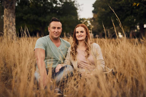 Quand nous nous sommes rencontrés, la vie a changé de la meilleure façon. Tourné d'un jeune couple affectueux à la campagne. — Photo