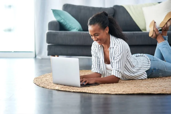 Im Blogging-Spiel läuft es gut. Aufnahme einer jungen Frau mit einem Laptop zu Hause. — Stockfoto