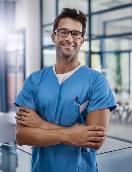あなたの健康を改善するためのビジネスで。病院で働く若いハンサムな男性医師の肖像画. — ストック写真