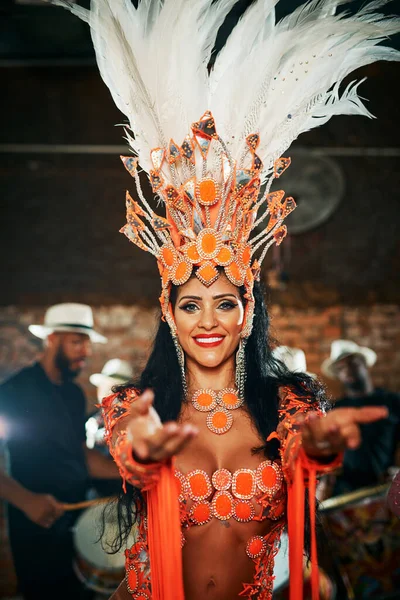 Musiken finns i min själ. Beskuren porträtt av en vacker samba dansare som uppträder i en karneval med sitt band. — Stockfoto