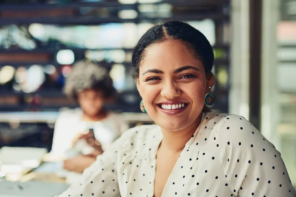 E 'determinata a rendere l'azienda un successo. Foto ritagliata di designer che si incontrano in una caffetteria. — Foto Stock