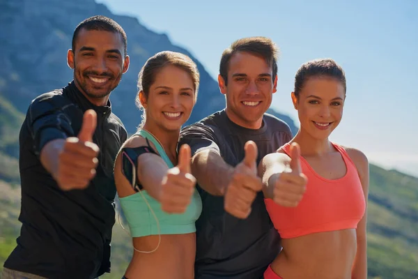 Its just better to exercise in groups. Cropped shot of a fitness group showing thumbs up. — Stock Photo, Image
