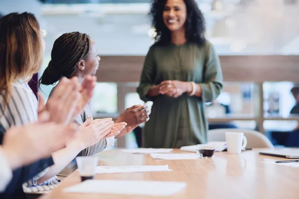 Se merece todos los elogios del mundo. Fotografía de bajo ángulo de un grupo de empresarios aplaudiendo a un colega mientras se sienta en la sala de juntas durante una reunión. — Foto de Stock