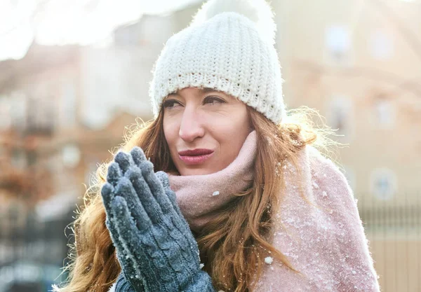 Nenhum floco de neve cai no lugar errado. Tiro de uma jovem mulher atraente gostando de estar na neve. — Fotografia de Stock