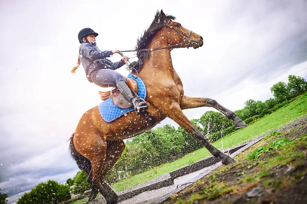 練習は明らかに完璧だった。牧場で乗馬してる10代の女の子のショット. — ストック写真