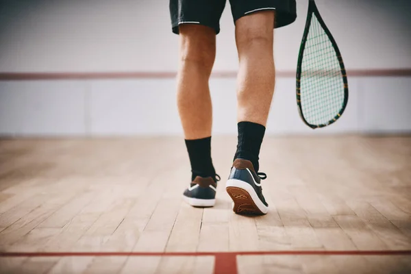 Agora você entrou na liga dos campeões. Tiro cortado de um homem irreconhecível a jogar um jogo de squash. — Fotografia de Stock