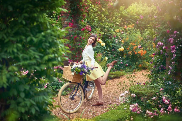 Att vara utomhus sätter definitivt en fjäder i mitt fotspår. Skjuten av en attraktiv ung kvinna på cykel utomhus. — Stockfoto