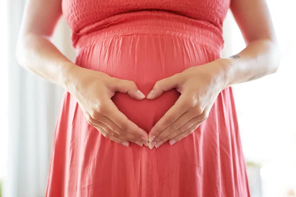 Esta relação é a mais profunda que terei. Tiro de uma mãe para formar uma forma de coração sobre sua barriga grávida. — Fotografia de Stock