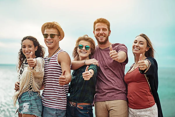 Thumbs up to lifelong friends. Portrait of a group of friends showing thumbs up outside. — Stock Photo, Image