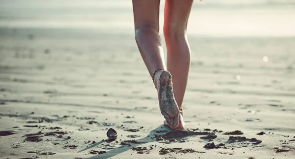 Deixar os pés guiá-la. Tiro cortado de uma mulher irreconhecível andando na praia. — Fotografia de Stock
