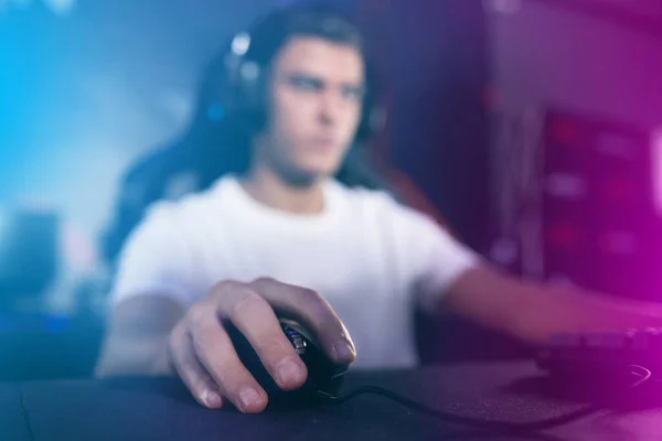 Pentru distracție, doar apăsați pe start. Împușcat de un tânăr care joacă jocuri pe calculator. — Fotografie, imagine de stoc