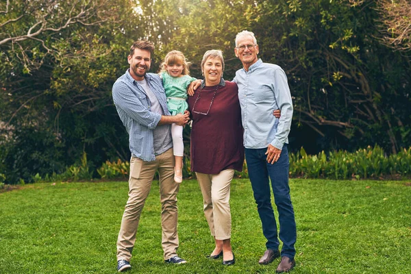 Jsme hrdí na rodinu, kterou jsme vytvořili. Zastřelen multigenerační rodiny mimo. — Stock fotografie