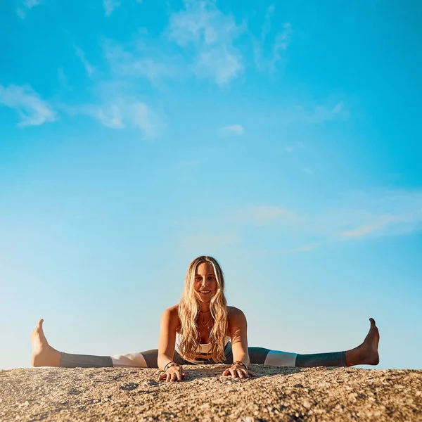 瑜伽不仅仅是一种锻炼。在海滩上练习瑜伽的年轻女子中枪. — 图库照片