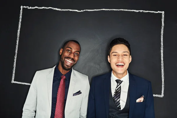 Il successo sono sempre pensando fuori dagli schemi. Ritratto di due giovani uomini d'affari in piedi contro un gesso illustrazione di una scatola su sfondo scuro. — Foto Stock