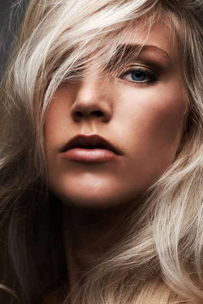 Beleza de perto. Retrato de close-up de uma bela jovem. — Fotografia de Stock