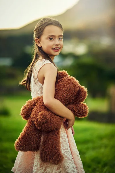Teddy ed io stiamo andando in un'avventura. Ritratto di una bambina carina che gioca con il suo orsacchiotto fuori. — Foto Stock