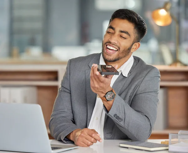 No dejes que nada afecte a tu duro trabajo. Fotografía de un joven empresario usando un smartphone y un portátil en una oficina moderna. —  Fotos de Stock