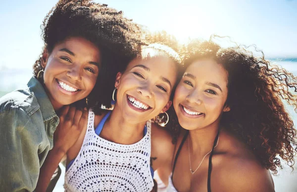 We waren het gelukkigst toen we samen waren. Gehakte foto van drie vrienden die zich vermaken op het strand op een zonnige dag. — Stockfoto