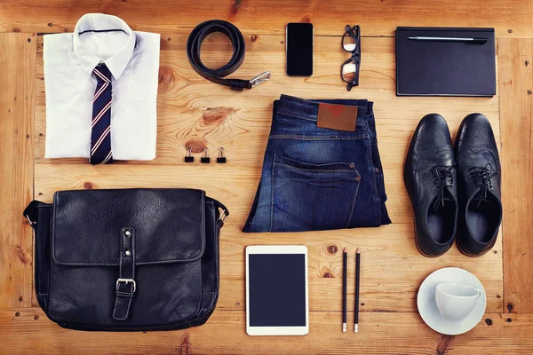 Современные бизнес-основы. Высокий угол съемки стильного делового наряда, лежащего на деревянном столе. — стоковое фото