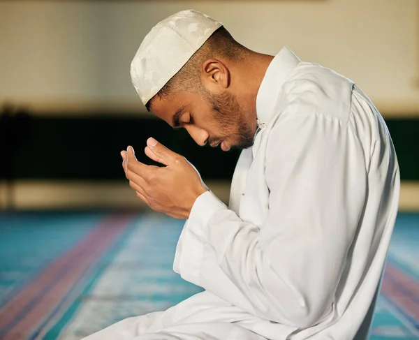 Geloof kan bergen verzetten. Schot van een jonge moslim man biddend in een moskee. — Stockfoto