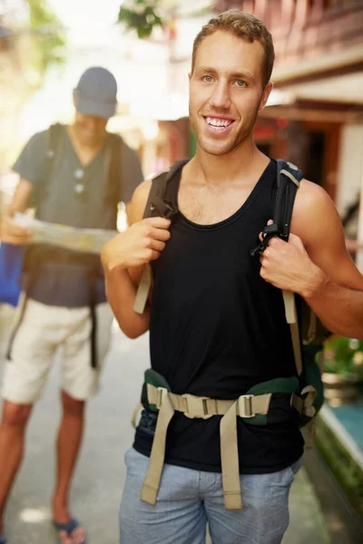 A mochila vai viajar. Retrato de dois jovens amigos sorridentes usando mochilas viajando juntos na Tailândia. — Fotografia de Stock