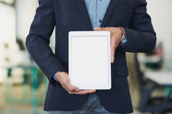 Vamos pôr toda a gente a falar do teu negócio. Foto de perto de um empresário irreconhecível segurando um tablet digital com uma tela em branco em um escritório. — Fotografia de Stock