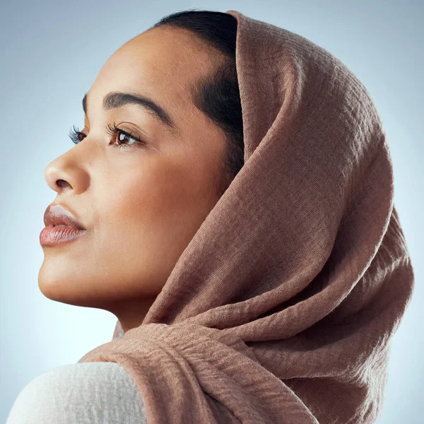 Ze was mooi, zoals ze dacht. Studio shot van een mooie jonge vrouw met een hoofddoek tegen een grijze achtergrond. — Stockfoto