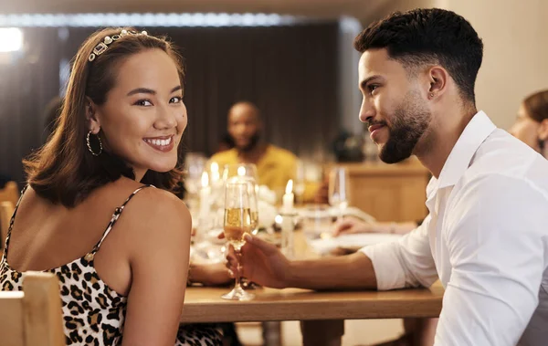 Comment ai-je eu cette chance ? Tournage d'une jolie jeune femme assise avec son petit ami lors d'un dîner du Nouvel An. — Photo