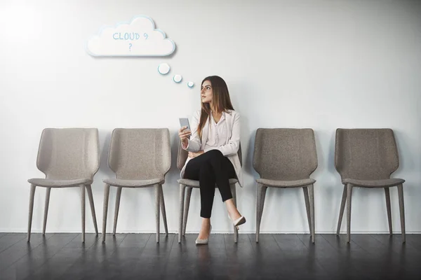 Dagdromen over de baan. Studio shot van een zakenvrouw wachten in de rij tegen een witte achtergrond. — Stockfoto