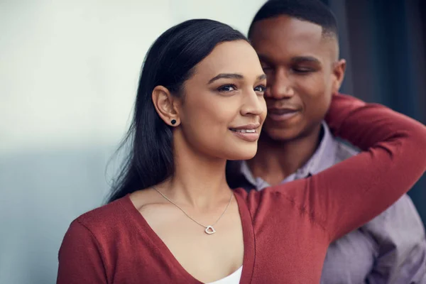 Il mondo ha bisogno di più amore come il loro. Girato di una giovane coppia felice che condivide un momento romantico insieme. — Foto Stock