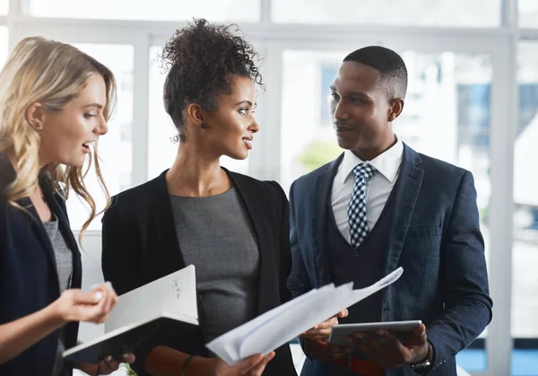 Mitmachen bei der Verwirklichung ihrer großen Pläne. Aufnahme einer Gruppe von Geschäftsleuten, die gemeinsam in einem Büro Büroarbeit erledigen. — Stockfoto