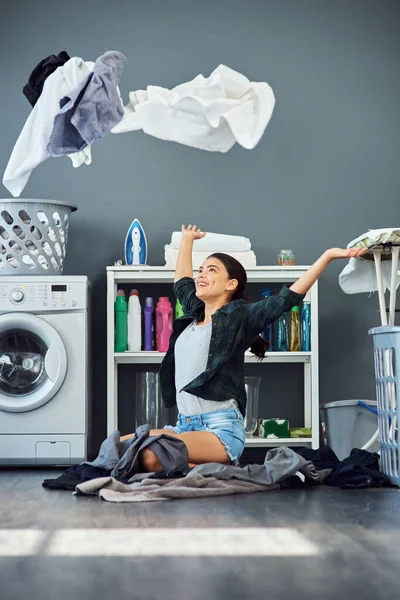 新鮮さは自由よ。自宅で洗濯をしながら空気中で彼女の洗濯を投げ魅力的な若い女性の完全な長さのショット. — ストック写真