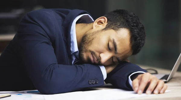 Ich bin schließlich gegen eine Mauer gefahren. Aufnahme eines männlichen Börsenmaklers, der ein Nickerchen auf seinem Schreibtisch macht. — Stockfoto