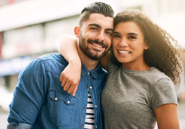 De var perfekta för varandra. Skjuten av ett kärleksfullt par ute i staden. — Stockfoto