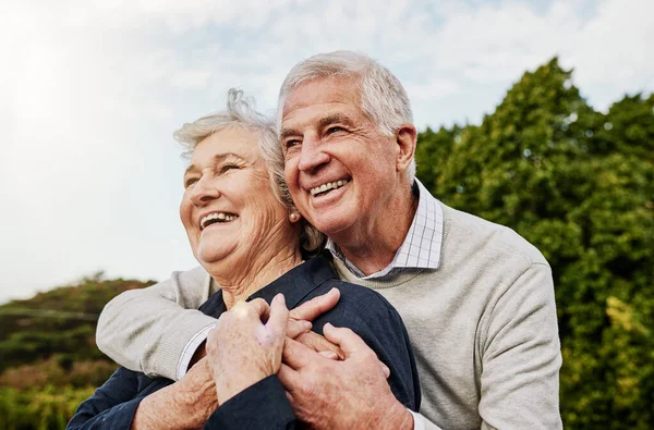 Τα χρόνια της συνταξιοδότησης είναι τα ευτυχισμένα χρόνια. Πυροβολισμός ενός ευτυχισμένου ηλικιωμένου ζευγαριού που περνάει χρόνο μαζί στην ύπαιθρο. — Φωτογραφία Αρχείου