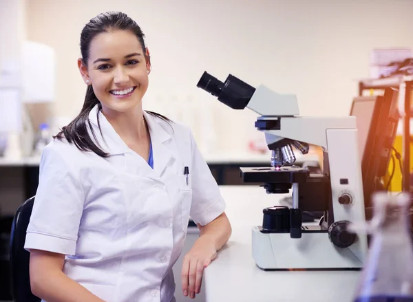 Especializada em pesquisa científica. Retrato de um jovem cientista confiante trabalhando em um laboratório. — Fotografia de Stock