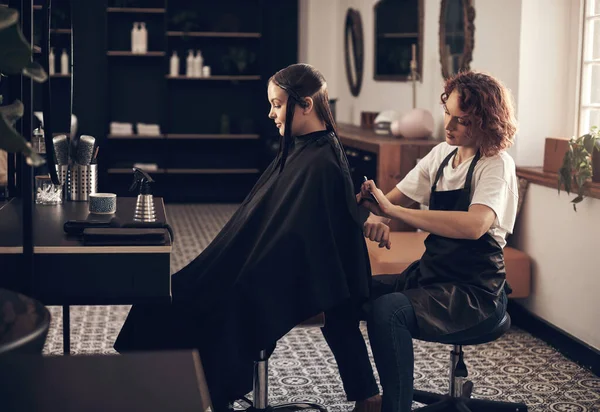 Fa sempre un buon lavoro con i miei capelli. Colpo di parrucchiere che taglia capelli di clienti in un salone. — Foto Stock