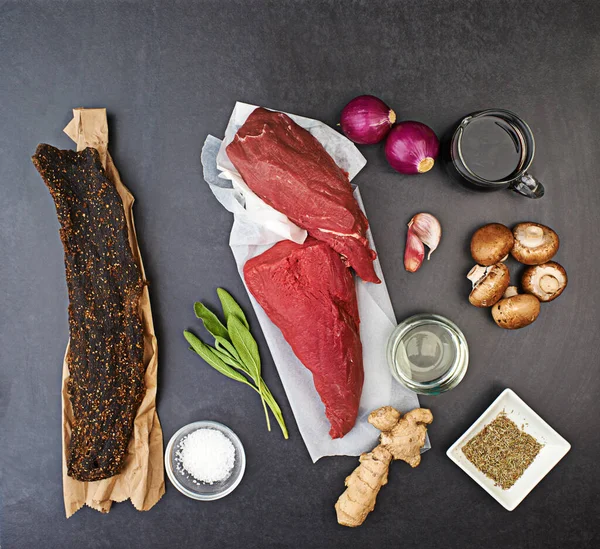 Comer es una necesidad, pero cocinar es un arte. Tiro de varios ingredientes para hacer una deliciosa comida. — Foto de Stock